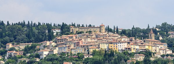Comment trouver une maison de vacances en Provence avec des ateliers de poterie et des visites de champs de lavande ?